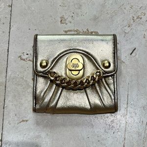 Cute little gold juicy couture wallet! Just so adorable